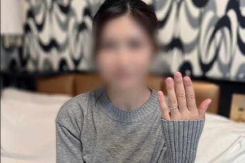 FC2 PPV 4825610 結婚指輪が輝かしい！【無】**sjzspyxxs  【不倫中出し】性欲爆盛りの美人妻と不倫SEX。嬉しそうにしゃぶり尽くし、硬い他人棒で激しく腰を動かす。手を握り、指輪を見せつけながら中出しを懇願するド変態。※特典あり